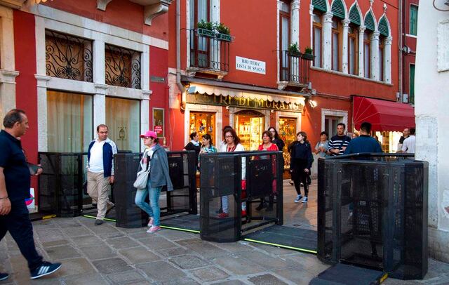 En Venecia no quieren nada con los turistas: colocan puertas en puentes en caso de que visitas "sean demasiadas"