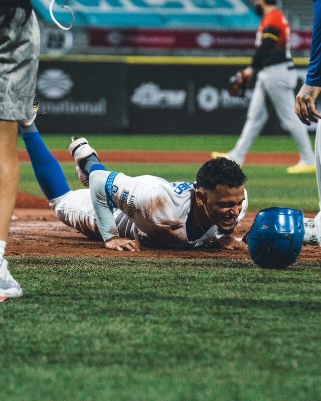 Cangrejeros de Santurce toman ventaja en arranque de serie final del béisbol invernal