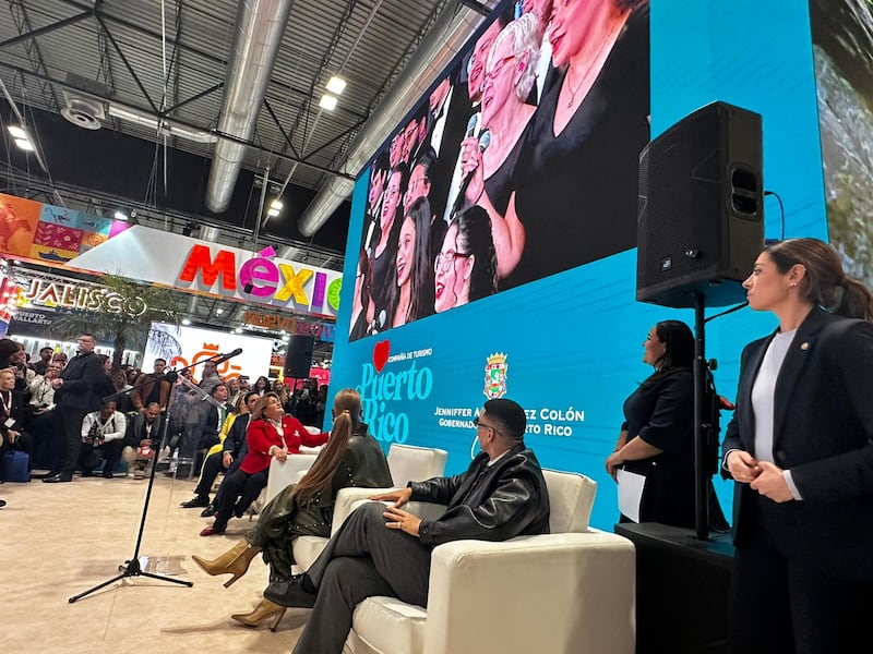 La gobernadora Jenniffer González Colón y la directora de la Compañía de Turismo, Willianette Robles, junto a Olga Tañón y Daddy Yankee, durante la presentación de la campaña “Yo te quiero Puerto Rico” en el exhibidor de Puerto Rico en FITUR 2026, en IFEMA, Madrid.