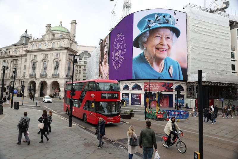 Reina Isabell II en Piccadilly Circus. / Foto: Hollie Adams/Getty Images.