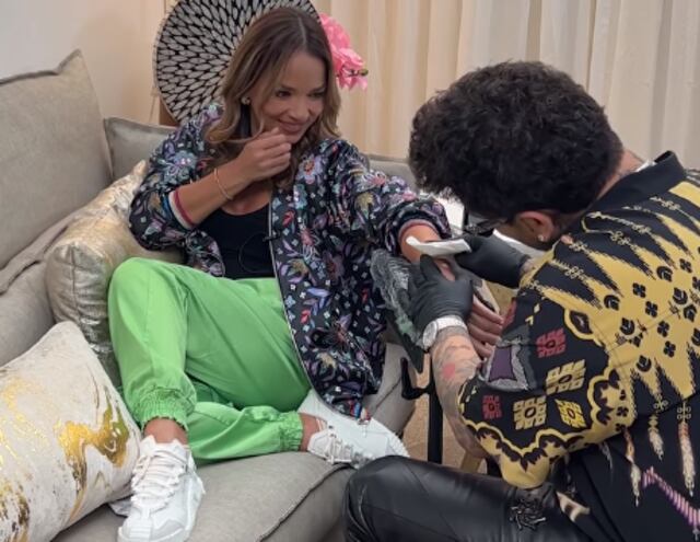 Christian Nodal tatúa a Adamari López en plena entrevista