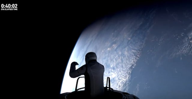 Multimillonario regresa a la Tierra tras la primera caminata espacial privada