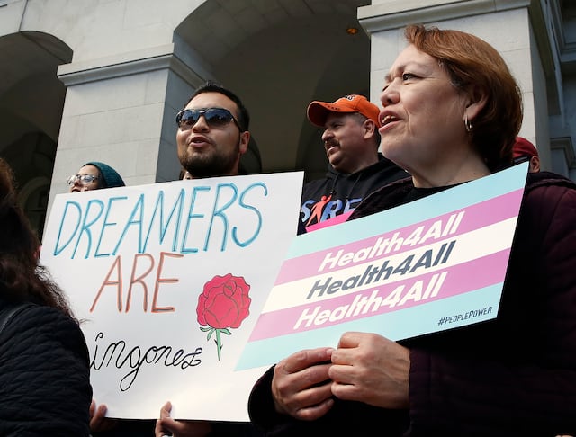 Salud federal intenta detener cubierta de salud a personas con estatus migratorio irregular