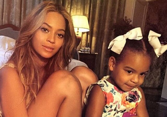 Beyonce y su hija se roban la atención en trajes de baño