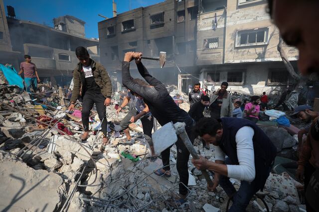 Pacientes, personal y refugiados en Shifa salen del complejo e Israel ataca objetivos en el sur