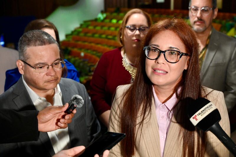 El secretario de Salud, Víctor Ramos Otero, y la gerente del Centro para la Coordinación de Servicios a Personas Afectadas con la Enfermedad de Alzheimer, Marianne Cartagena Colón, ofrecen detalles del plan.
