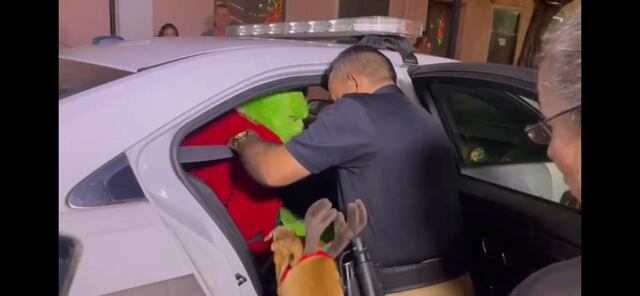 ¡No se salió con la suya! Arrestan al “Grinch” durante actividad navideña en Mayagüez