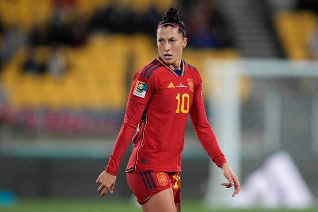 Regresa al campo jugadora besada a la fuerza por expresidente de la federación española