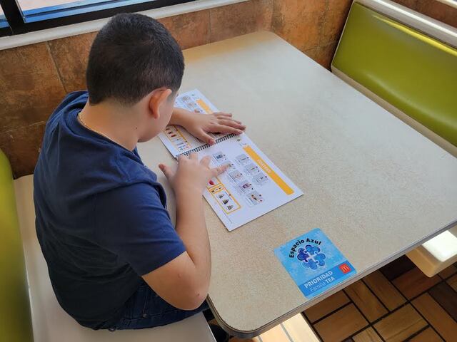 Crean espacios con música baja y menor luminosidad para personas con autismo en McDonald’s