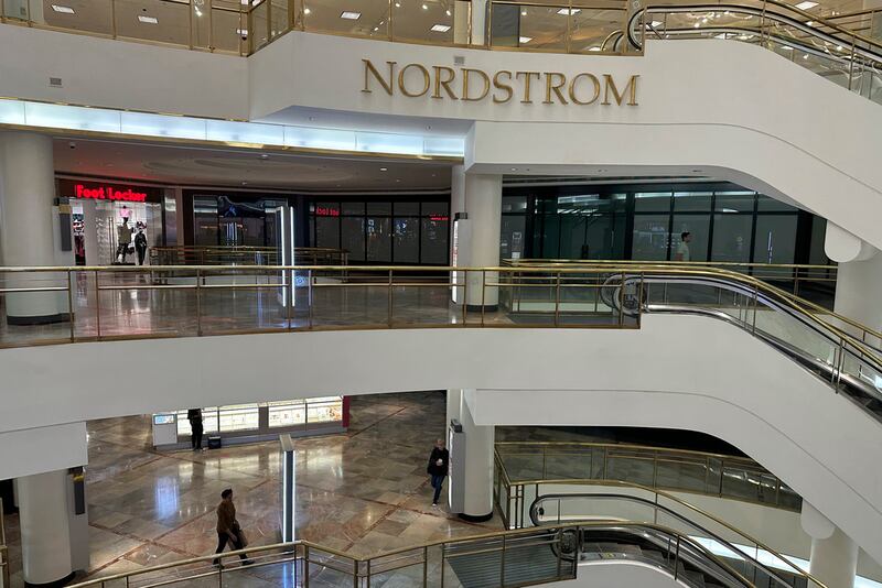 Pocos compradores se observan en los pisos superiores del centro comercial Westfield San Francisco Center.