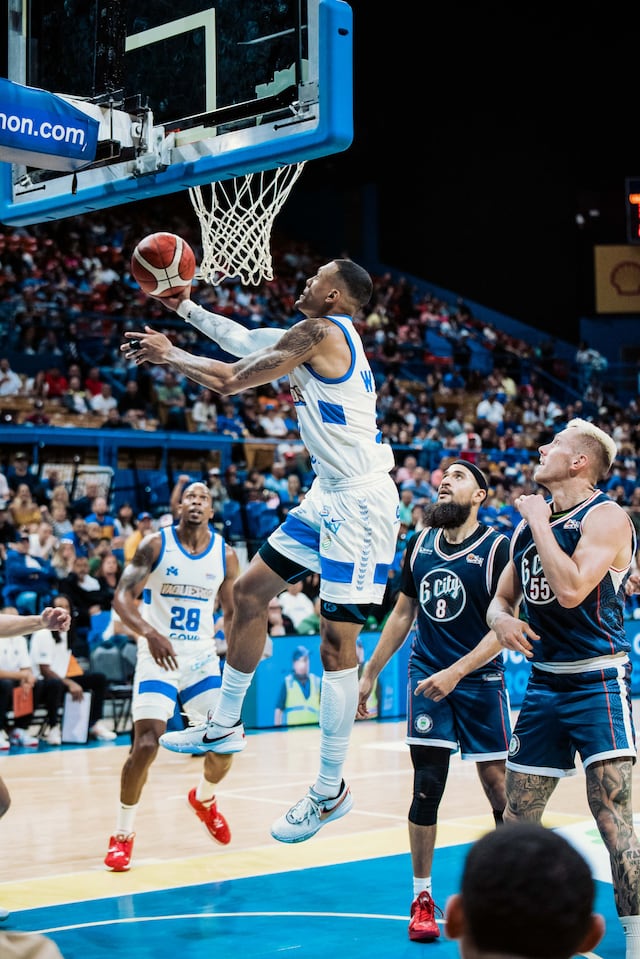 Wilson carga a los Vaqueros en OT y Mojica llega a los 6,000 puntos