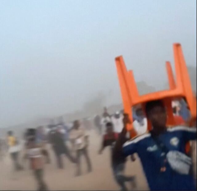 Mueren decenas de personas en una estampida tras choques en un partido de fútbol en Guinea