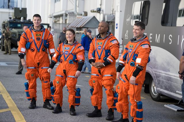 ¿Por qué los astronautas de Artemis II se vistieron de naranja? Esto explica la NASA