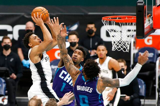 Suspenden partidos de los Spurs por brote de coronavirus entre jugadores
