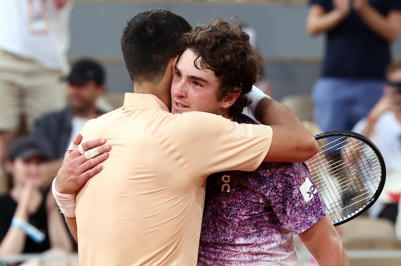 Novak Djokovic de Serbia (L) felicita con un abrazo a su rival Joao Fonseca de Brazil después del intenso partido que ganó el sudamericano de la tercera ronda de Roland Garros. Tenis, Abierto, Brasil, Francia) EFE/EPA/CHRISTOPHE PETIT TESSON