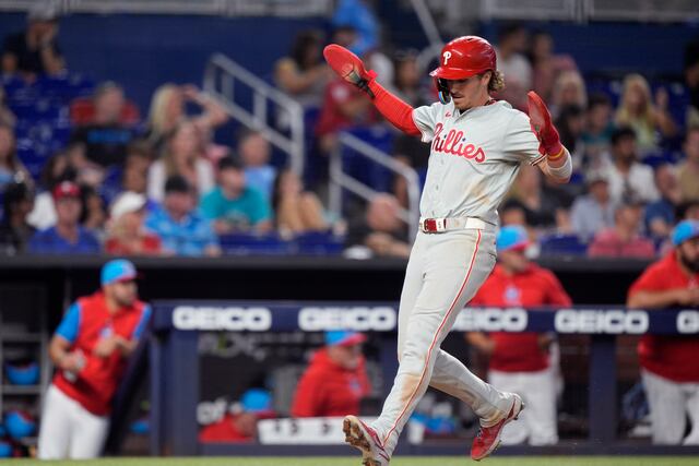Bryson Stott vacía las bases con un triple y los Phillies obtienen triunfo ante Marlins