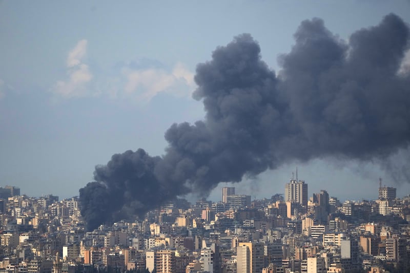 Sale humo de un edificio en Beirut tras un bombardeo israelí, el 8 de abril del 2026. (AP foto/Hassan Ammar)