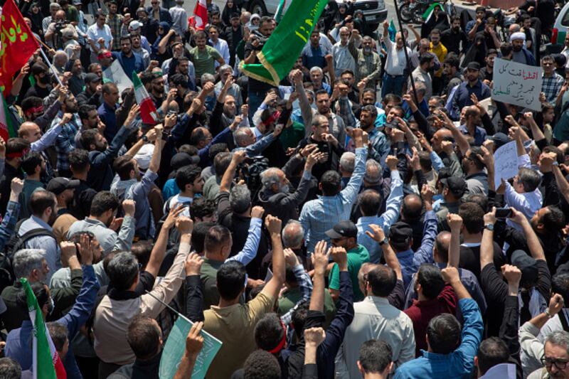 Los manifestantes se reúnen en la plaza Enqelab después de que Israel lanzó una serie de ataques el 13 de junio de 2025 en Teherán, Irán.