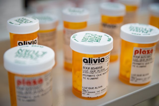 Farmacéutica puertorriqueña crea etiquetas fosforescentes para adultos mayores