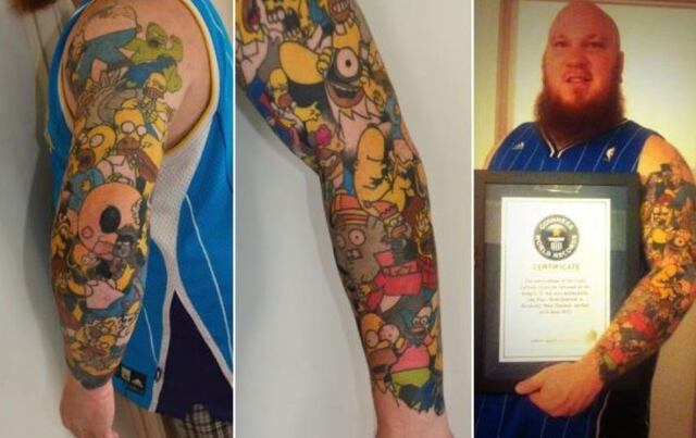 Hombre rompe récord con 41 tatuajes de Homero Simpson