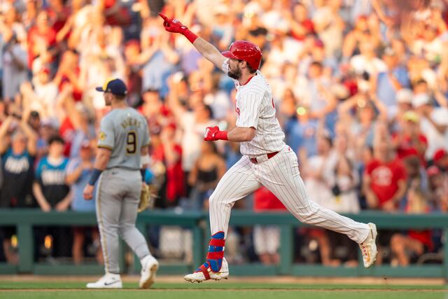 Hoskins batea jonrón en su regreso, pero Dahl brilla en triunfo de Filis sobre Cerveceros
