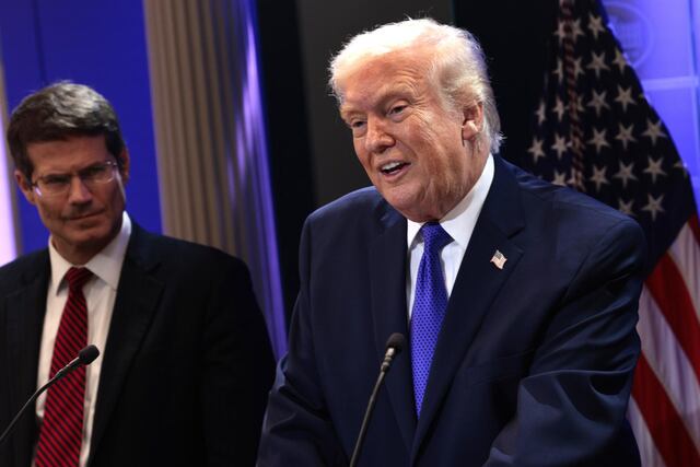 Trump anuncia un arancel global del 10 % tras el revés del Supremo