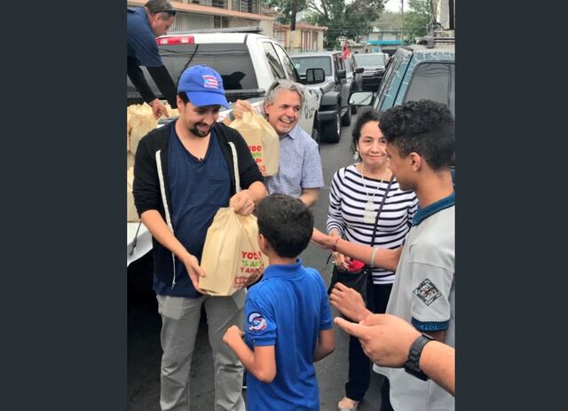 Regresa cargado de ayuda Lin-Manuel Miranda
