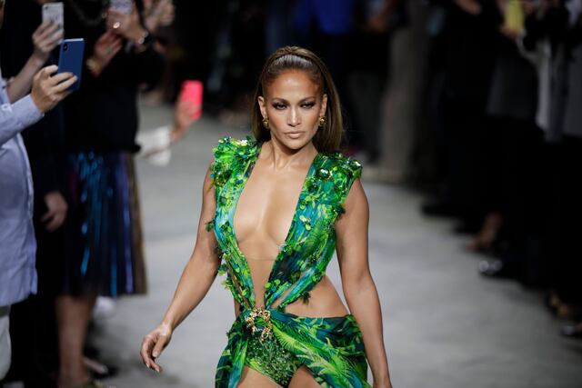 JLo revive famoso vestido que utilizó hace 20 años y sorprende al lucirlo mejor que antes