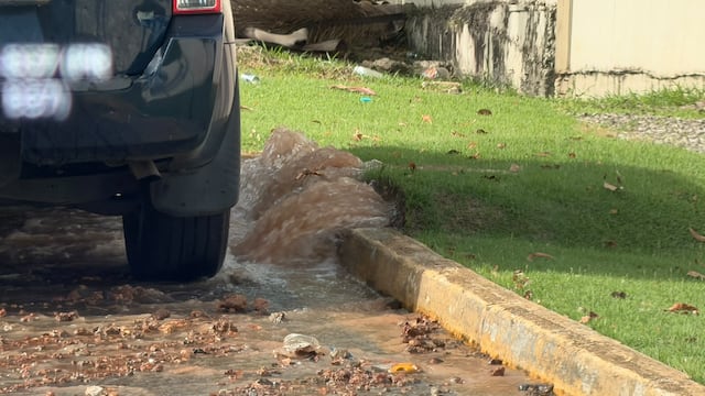 Tubo roto provoca inundación en urbanización en Guaynabo