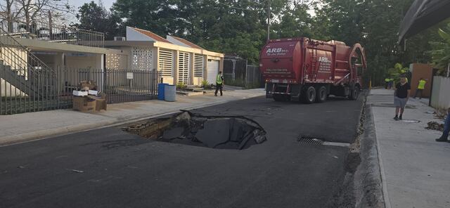 Camión se accidenta por un socavón en Bayamón
