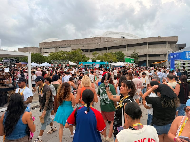 Seguidores de Bad Bunny esperan el segundo concierto en el Bithorn. Foto: Paola Sierra Gelpí.