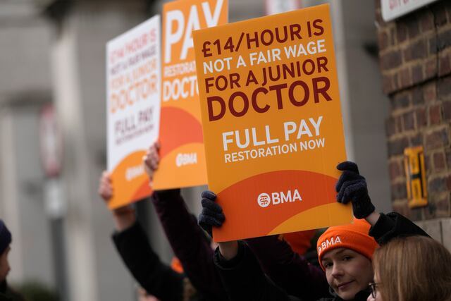 Acuerdo entre el gobierno británico y médicos sénior podría poner fin a huelgas