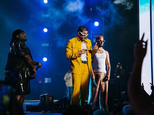 Bad Bunny llega de sorpresa al concierto de Mora en Puerto Rico