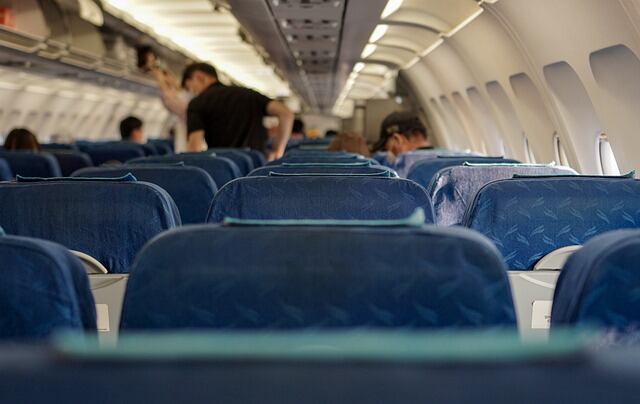 ¡Terrible experiencia! Joven queda atrapado en el baño de un avión durante todo el vuelo