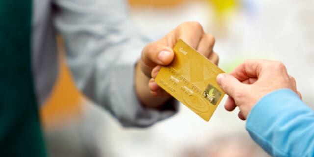 Buscan dos mujeres tras usar tarjeta de crédito robada para hacer compras