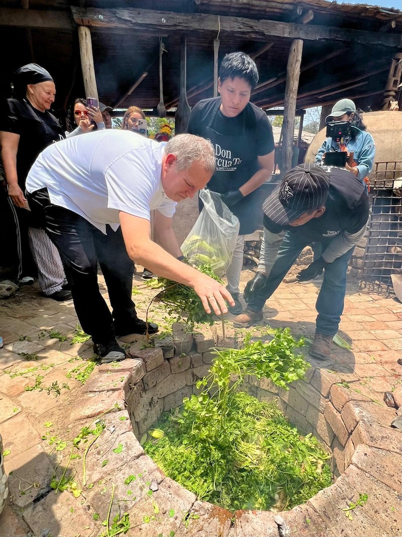 La pachamanca tradicional se preparó en colaboración con el chef ejecutivo del JW Marriott Lima, Rafael Casín, y el reconocido chef peruano Diego Muñoz.