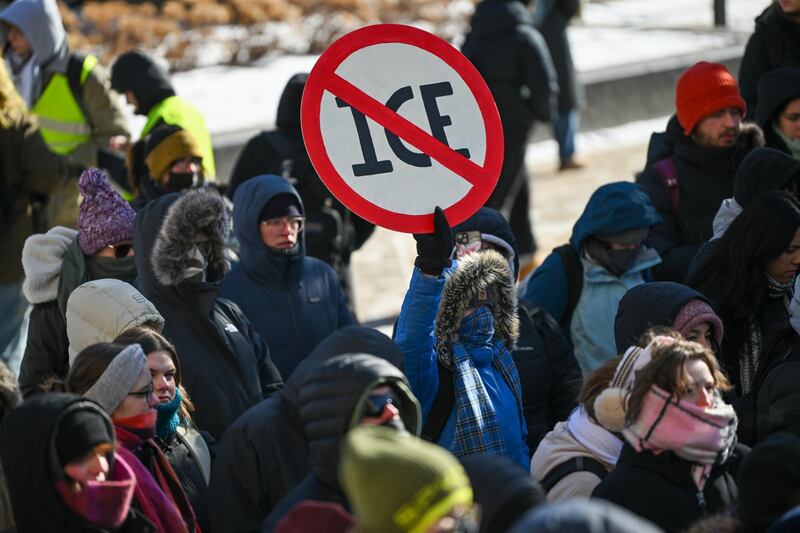Estudiantes protestan en medio de gélidas temperaturas contra ICE después de que Alex Pretti muriera a tiros a manos de agentes federales en el sur de Minneapolis, Minnesota, EE.UU., el 26 de enero de 2026. EFE/CRAIG LASSIG