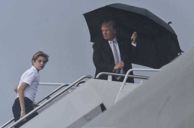 VIDEO: Trump se cubre con un paraguas y deja a su esposa e hijo bajo la lluvia