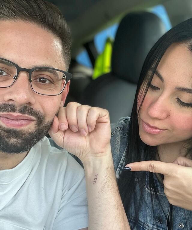 Secretario de Hacienda se tatúa “054″, número que representa su posición en la historia de la agencia