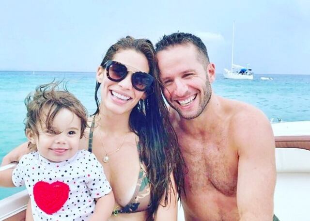 Viviana Ortiz se tira del Muelle de Azúcar en Aguadilla