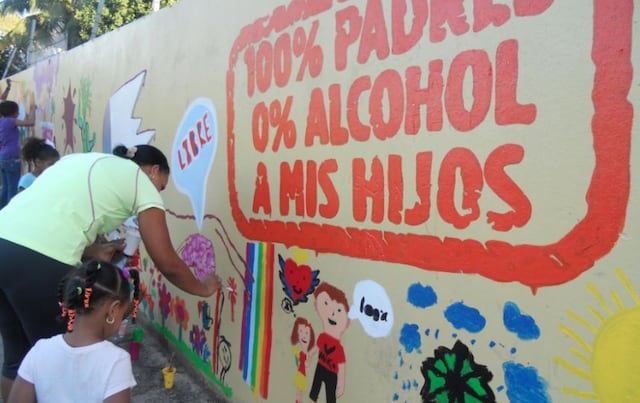 Jóvenes develan mural para la prevención en Lloréns Torres