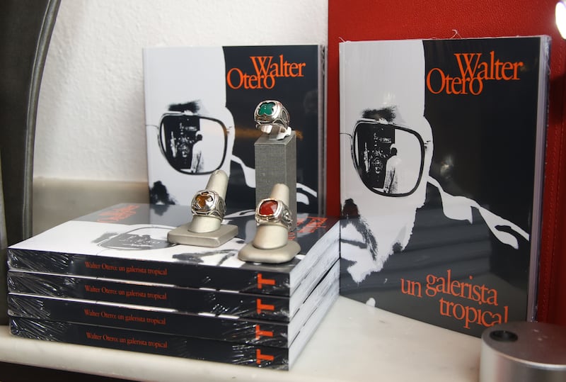 Para Otero, la publicación de Un Galerista Tropical surge de una relación de más de dos décadas con el escritor y editor de arte Omar Pascual, quien propuso desarrollar un proyecto que narrara la experiencia de un galerista desde la perspectiva de una isla.