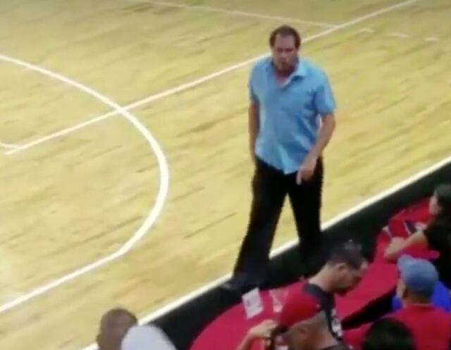 Detienen al apoderado de los Cariduros por agredir a fanático en pleno partido