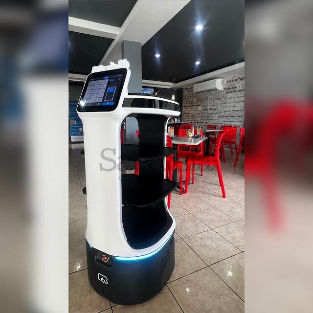 Eficiente robot apoya a meseros en restaurante isabelino