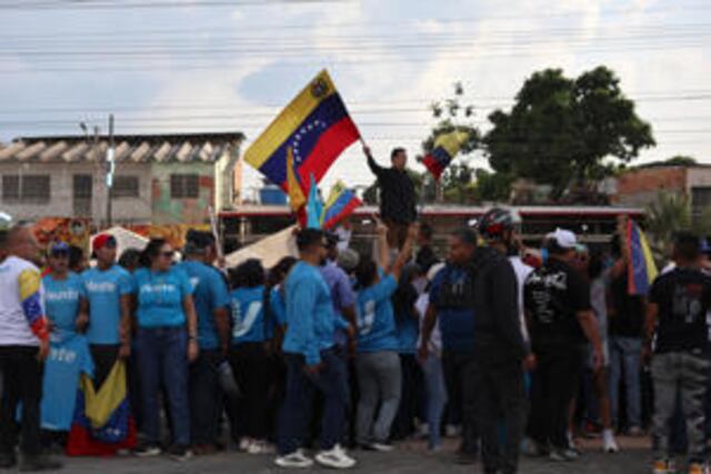 Miles reciben la caravana encabezada por Machado tras su esperado regreso a Venezuela
