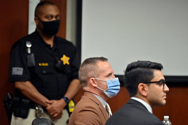 Brett Hankison, expolicía de Louisville, al centro, espera el veredicto en su juicio por el caso de la muerte de Breonna Taylor, el jueves 3 de marzo de 2022, en Louisville, Kentucky. (AP Foto/Timothy D. Easley, Pool)
