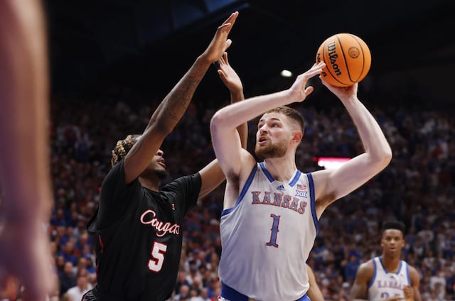 El No. 8 Kansas anota la mayor cantidad de puntos esta temporada contra el No. 4 Houston en una victoria 78-65