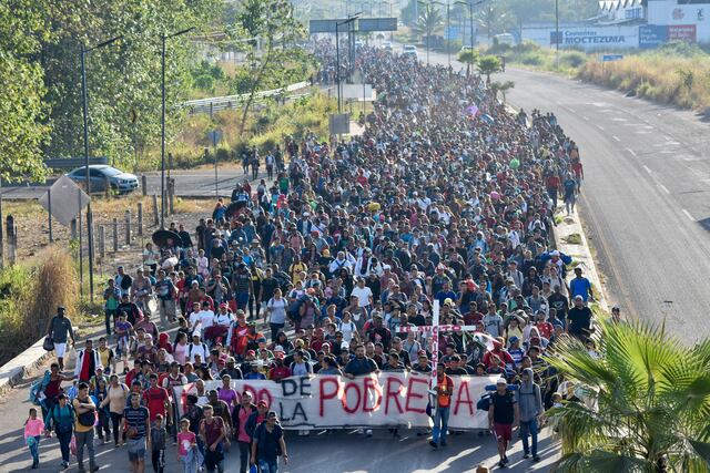 Caravana de migrantes avanza a pie por el sur de México en plena Navidad