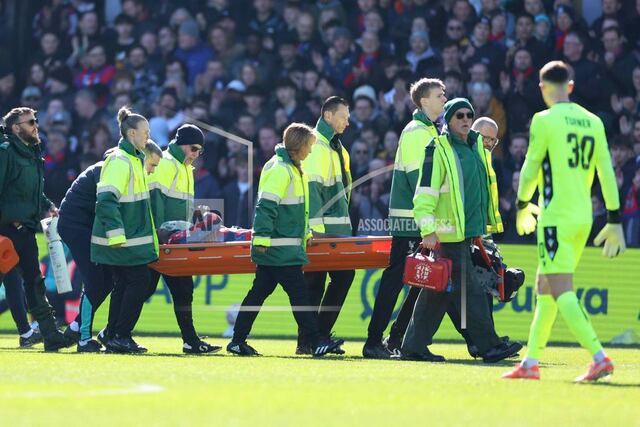 Portero del Millwall expulsado por patear en la cara a delantero del Palace