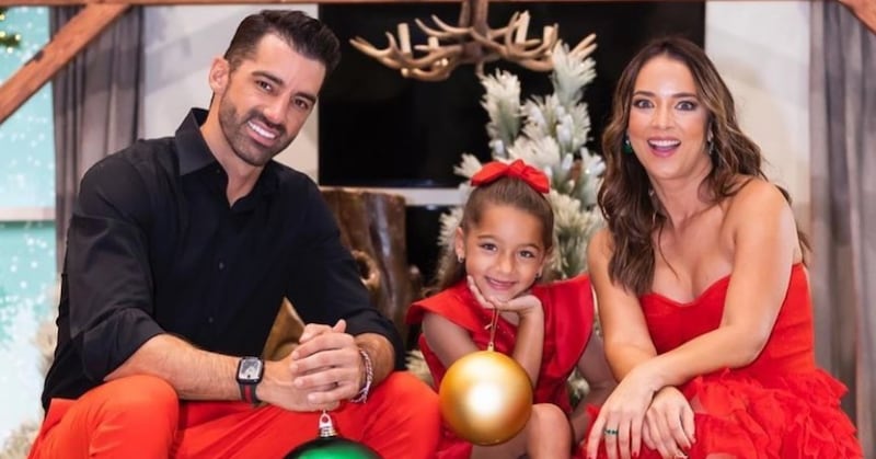 La familia sorprendió hace días con unas tiernas postales navideñas.- Instagram @adamarilopezt.